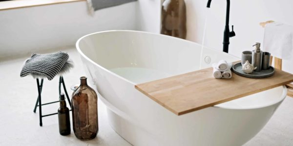 White,Bathtub,Fills,With,Foam,Water,In,A,Modern,Apartment